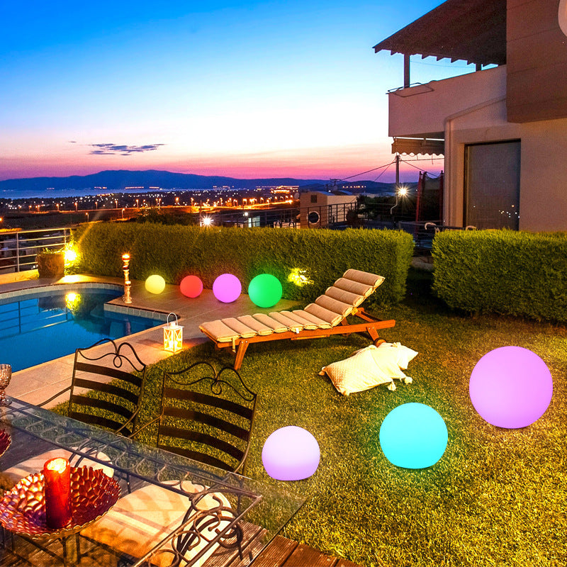 SphereRay | Modern Solar Globe Light for Outdoor Spaces
