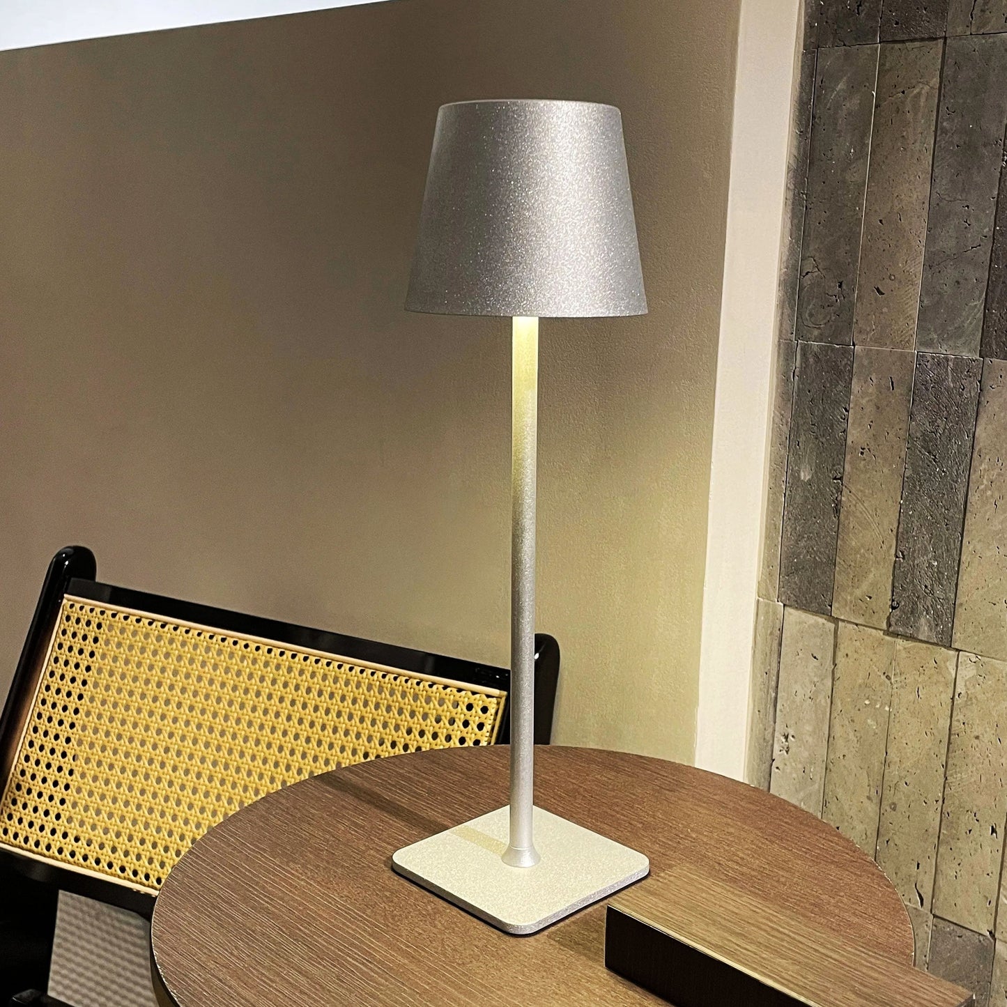 Modern Rechargeable LED Wireless Table Lamp (Special)
